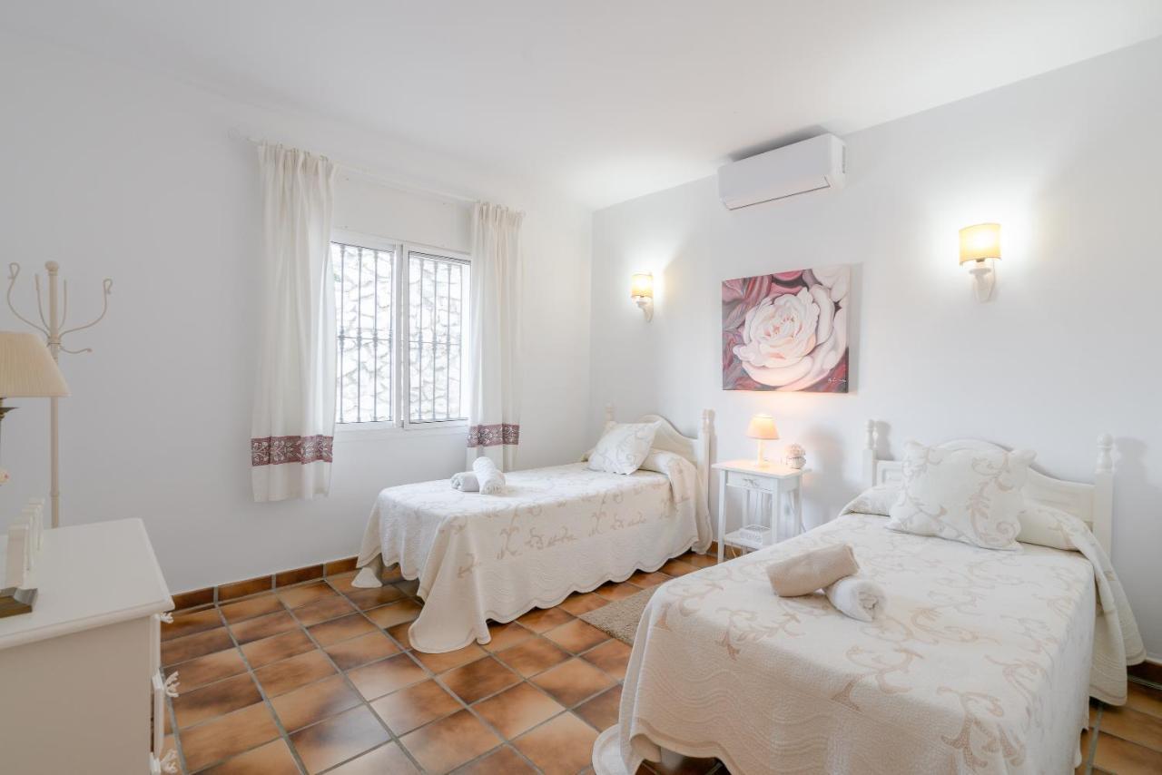 Cortijo La Rijana Villa Sayalonga Luaran gambar