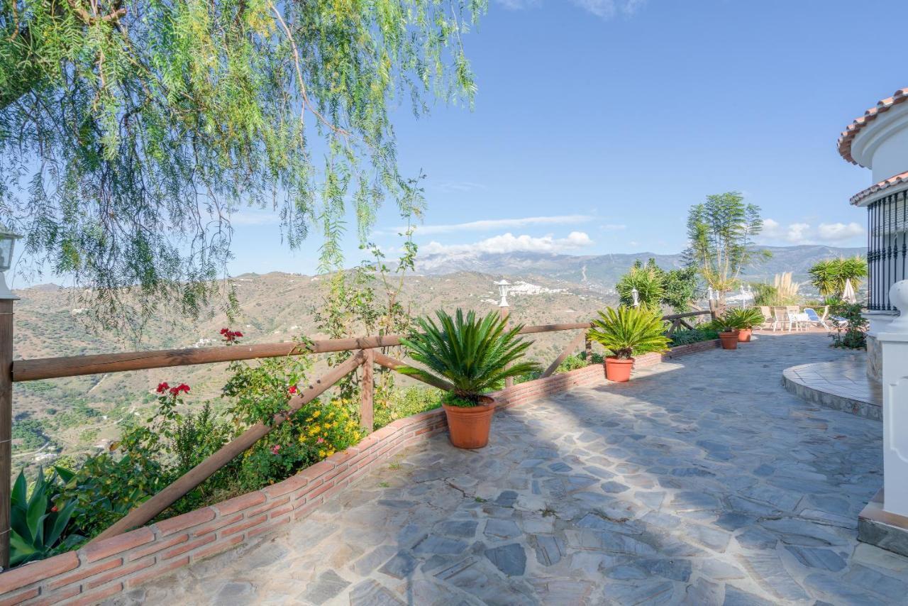 Cortijo La Rijana Villa Sayalonga Luaran gambar