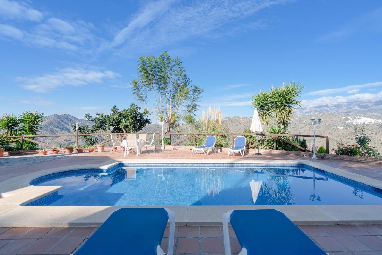 Cortijo La Rijana Villa Sayalonga Luaran gambar